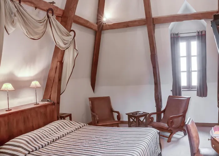 Отель Chateau De Maulmont